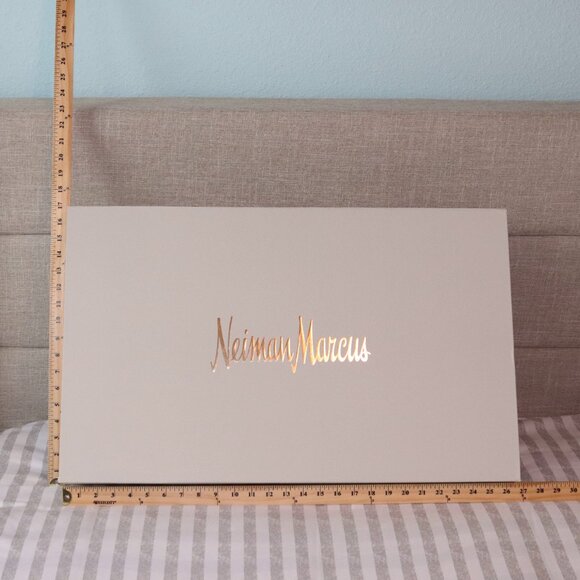 Neiman Marucs XL 27 x 17 Gift Box Oversize - Picture 2 of 13